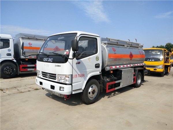 東風(fēng)多利卡5噸油罐車(chē)